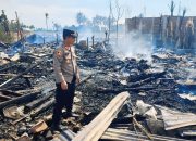 Polsek Tempe Tanggap Bencana Kebakaran di Lingkungan Tonrongnge, Tujuh Rumah Hangus Terbakar