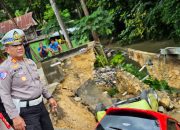 Aksi Sigab Kasat Lantas Polres Bone Bantu Evakuasi 3 Mobil Terperosot Akibat Longsor