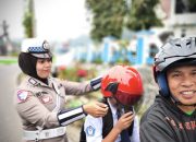 Ops Patuh 2025, Sat Lantas Polres Tana Toraja Apresiasi Pengendara Dengan Bagikan Bunga Hingga Helm