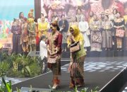 Ketua dan Wakil Ketua Bhayangkari Polda Sulbar Tampil Memukau di Bazar Kreasi Nusantara 2025 dengan Tenun Sekomandi