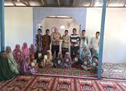 Bhabinkamtibmas Desa Adolang Dhua Serahkan Mushaf Al-Qur’an dan Buku Iqra untuk Rumah Qur’an Binaan