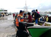 Personil Sat Polairud Polres Pelabuhan Makassar Hadirkan Pelayanan Humanis
