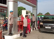 Kapolsek Wotu Polres Luwu Timur Pantau SPBU Pastikan Tidak ada Penimbunan BBM