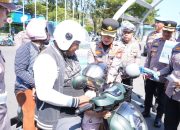 Polres Pelabuhan Makassar Bagi Helm Kepengendara, AKBP Rise : Sayangi Keluarga Anda Dengan Memakai Helm