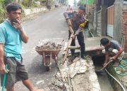 Dukung Program Majene Mapaccing, Personel Polsek Banggae Laksanakan Kerja Bakti Bersama Warga