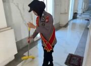 Jum’at Religi, Polwan Polres Gowa Gelar Aksi Bersih-Bersih di Masjid Agung Syekh Yusuf