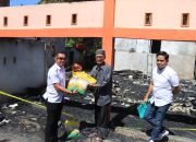 Kasat Reskrim Polres Takalar Berikan Bantuan Kepada Korban Kebakaran