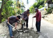 Bhabinkamtibmas Kelurahan Tande Ajak Warga Gotong Royong Bangun Pondasi Cegah Longsor