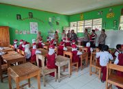 Kapolres Jeneponto datangi SD 26 Bangkala Barat, Bagikan Tas Sekolah untuk Siswa