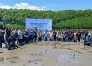 Kapolres Maros bersama Badko HMI Sulsel Lumpur-Lumpuran di Giat Konservasi Mangrove Bontoa