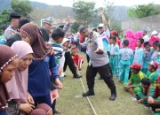 Penuh Canda Dan Tawa, Kapolres Enrekang Turun Langsung Ikuti Sejumlah Lomba Tradisional Dalam Rangka HUT RI