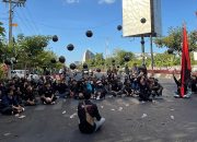 ALMASI Melakukan Aksi Belasungkawa dan Do’a Bersama DEMA Saintek, Balon Hitam jadi Simbol Duka