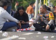 Kesampingkan Pangkat dan Jabatan, Kapolres Parepare Duduk Berbaur dengan Mahasiswa di Aksi Unjuk Rasa DPRD