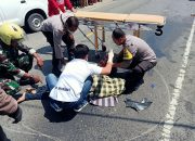 Polsek Sendana Bantu Evakuasi Korban Kecelakaaan Minibus vs Sepeda Motor di Desa Seppong