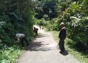 Bhabinkamtibmas Polsek Saluputti Bersama Warga Gotong Royong Jaga Kebersihan Lingkungan