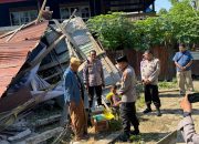 Wakapolres Jeneponto kunjungi warga tertimpa Bencana Angin Kencang dan Salurkan Bantuan Sembako