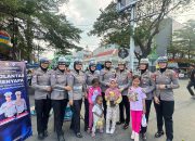 Polwan Ditlantas Polda Sulsel Bagikan Air Mineral Ke Masyarakat di Car Free Day