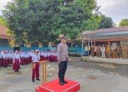 Jadi Pembina Upacara di SD Negeri 03 Mosso, Personel Polsek Malunda Penyuluhan Tertib Lalu Lintas dan Bahaya Bullying