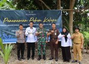 Polres Pinrang Dukung Penanaman Pohon Kelapa Serentak di Rutan Kelas IIB Pinrang sebagai Upaya Wujudkan Ketahanan Pangan Nasional