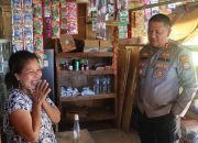 Kapolres Sinjai Bikin Haru, Borong Dagangan Ibu Penjual yang Sepi Pembeli.