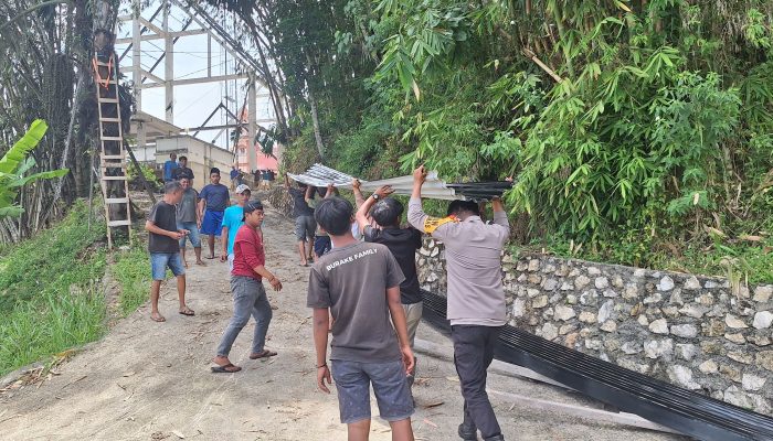 Babinkamtibmas Polsek Makale Gotong Royong Bersama Warga dan Sampaikan Edukasi Kamtibmas