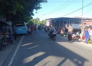 Polsek Pamboang Atur Lalu Lintas di Pasar Tumpah Tinambung Demi Kelancaran Aktivitas Warga