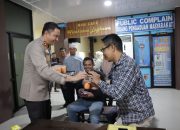 Jumat Berkah, Kapolres Gowa Humanis Menyapa dan Membagikan Minuman di Ruang Pelayanan SKCK