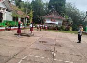 Police Go To School, Bhabinkamtibmas Polsek Sangalla Jadi Irup di SDN 3 Sangalla Selatan
