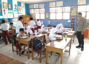 Bhabinkamtibmas Polsek Sendana Dampingi Penyaluran Makanan Bergizi Gratis di SDN 20 Mosso