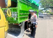 Kasat Lantas Tegur Sopir Truck Gunakan Karpet Lumpur Tidak Sesuai Ketentuan