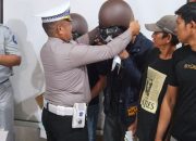 Momen Hari Keselamatan LLAJ Nasional, Satlantas Polres Bone Bersama Jasa Raharja Bagi Helm Gratis Ke Wajib Pajak
