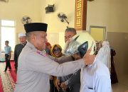 Hari Keselamatan Lalu Lintas, Kasat Lantas Polres Bone Dan Jasa Raharja Bagi Helm Ke Pengurus Masjid