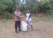 Sisihkan Penghasilan dukung ketahanan pangan, Bhabinkamtibmas Polsek Sanggalangi’ Berikan Pupuk Gratis ke Warga Binaan