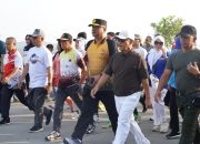 Kapolda Sulbar Ramaikan Jalan Santai, Gelorakan Semangat Sehat dan Dukungan UMKM di Pantai Manakarra