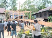 Bhabinkamtibmas Bersama Warga Bergotong Royong Dirikan Rumah Panggung