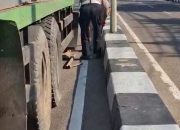 Polantas Bone Ini Jadi Montir Dadakan Saat Lihat Truck Mogok Ditengah Jalan