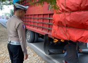 Karpet Lumpur Truk Membahayakan, Polantas Bone Tegur Sopir