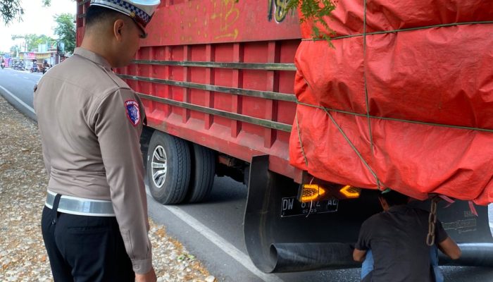 Karpet Lumpur Truk Membahayakan, Polantas Bone Tegur Sopir