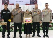 Kapolda Sulbar Serahkan Tali Asih, Bentuk Perhatian Kepada Personel Polres Majene yang Sakit Menahun