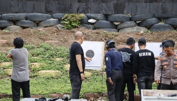 ‎Kapolres Pinrang Pimpin Pelaksanaan Latihan Menembak Personel Polres Pinrang‎
