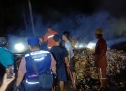 Responsif, Bhabinkamtibmas Datangi TKP Kebakaran dan Ikut Berjibaku Padamkan Api