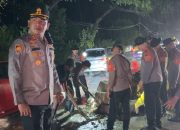 Dibawah Guyuran Hujan Deras, Kapolres Barru Turun Langsung Tinjau Banjir di Jalan Trans Sulawesi