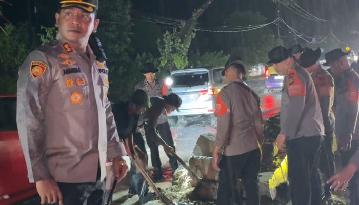 Dibawah Guyuran Hujan Deras, Kapolres Barru Turun Langsung Tinjau Banjir di Jalan Trans Sulawesi
