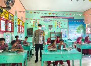 Bhabinkamtibmas Polsek Pamboang Dampingi Distribusi Makanan Bergizi Gratis di SDN 18 Bababulo
