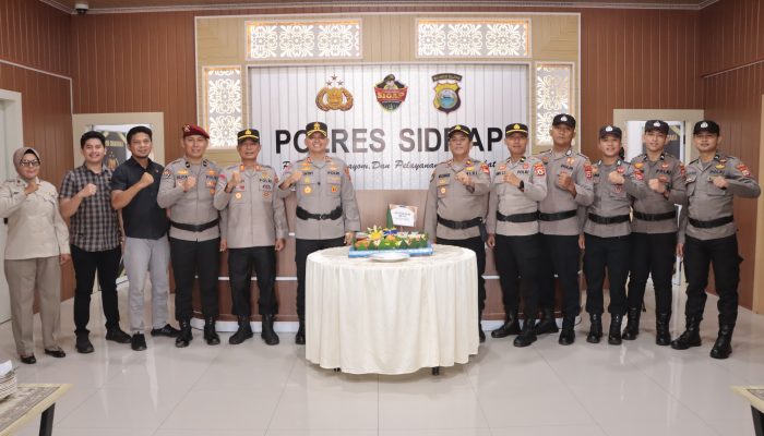 HUT Humas Polri ke 74, Kapolres Sidrap Berikan Penghargaan Kepada Personelnya