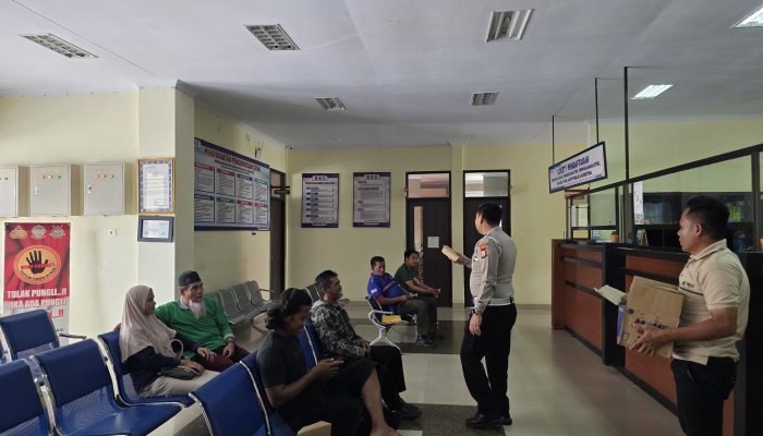Jumat Berkah, Kanit Regident Polres Luwu Utara Berbagi Snack dengan Wajib Pajak