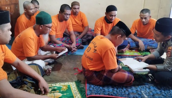 Ruang Tahanan Polres Selayar Jadi Saksi Bisu Lantunan Ayat Suci Para Tahanan, AKBP Didid Immawan : Pendekatan Spritual Tahanan Sebagai Bentuk Pembinaan