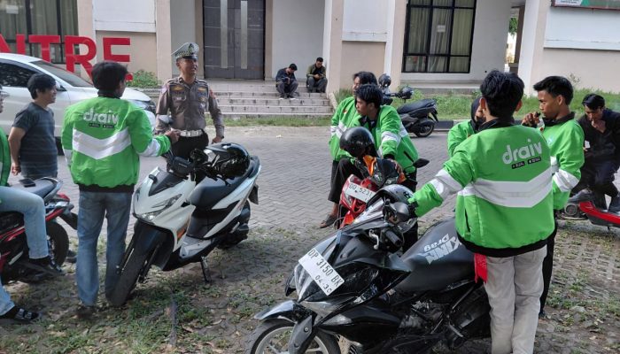 Sat Lantas Polres Barru Laksanakan Sosialisasi Tertib Berlalulintas Kepada Komunitas Ojek Online