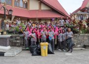 Polri Peduli Lingkungan, Kapolres Tana Toraja dan Bhayangkari Laksanakan Kerja Bakti di Gereja Katolik Makale