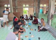 Bhabinkamtibmas Desa Lombong Timur Jalin Kedekatan dengan Warga Lewat Kegiatan Sambang dan Kerja Bakti di Masjid Darussalam